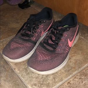 NIKE FREE RUNS